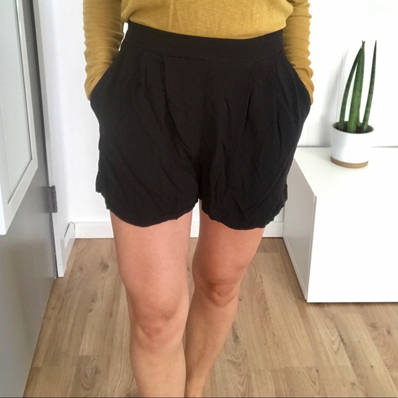 Black H&M cotton shorts size 4 //mid rise - Picture 1 of 5